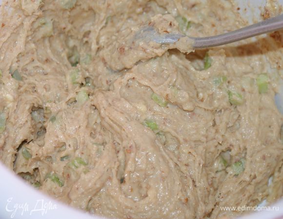 Добавить масло, яйцо и кефир. Добавить ревень и 70 гр измельченного арахиса. Все хорошо перемешать.