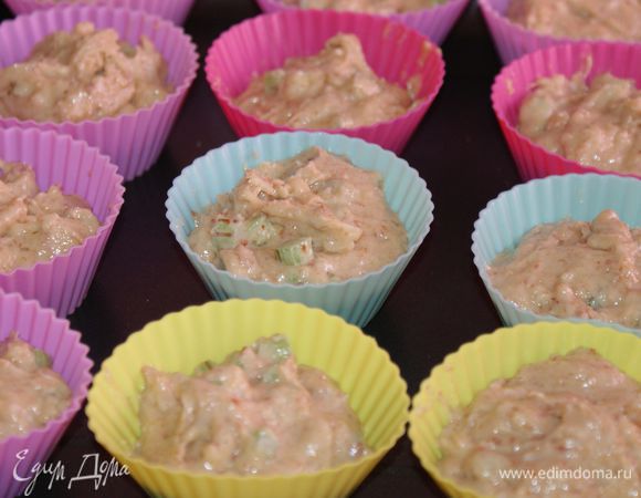 Заполнить формочки для кексов на 2\3.