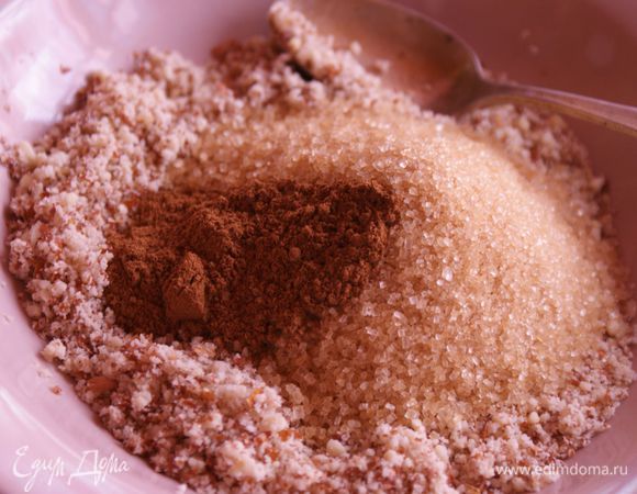 В отдельной миске смешать 30 гр измельченного арахиса, 50 гр коричневого сахара и корицу.