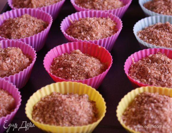 В каждую формочку сверху выложить на тесто по 1-1,5 ч.ложки посыпки.