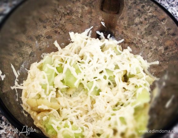 Бланшировать соцветия капусты в подсолёной воде где-то 5 минут. Остужаем капусту, разбираем на соцветия поменьше. В миске взбиваем яйцо, солим, перчим. Кладём капусту, сверху посыпаем тёртой брынзой и ставим в микроволновую печь. Готовим 3-5 минут. 