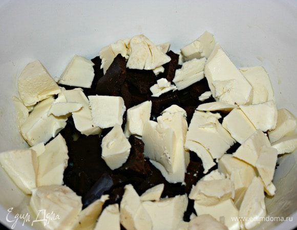 Наломать 170 г шоколада и поставить на водяную баню. К шоколаду кусочками нарезать сливочное масло.