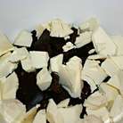 Наломать 170 г шоколада и поставить на водяную баню. К шоколаду кусочками нарезать сливочное масло.