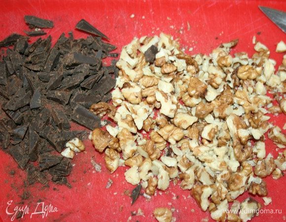 Тем временем нарезаем орехи и 30г шоколада