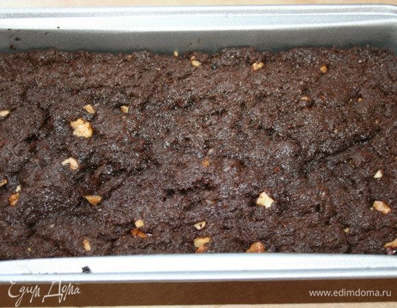 Форму смазать маслом, выложить тесто и разровнять. Выпекать brownie, в разогретой до 170градусов духовке, 35мин. Он должен быть немножко влажным, главное не пересушить..Тесто схватится когда остынет. Я положила в холодильник на 2часа, потом украсила сливками. Приятного аппетита!)