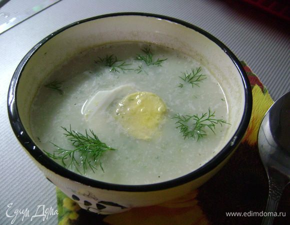 Мягкую часть можно тоже примешать к фаршу или приготовить другое блюдо. Я приготовила очень легкий суп из черешкового сельдерея с кабачком, заправив его сливками, мятой, укропом и положив в него при подаче отварное яйцо.