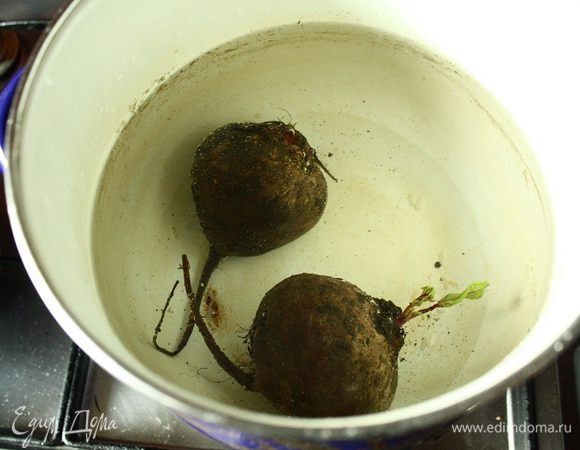 Отвариваем свеклу в мундире.
После того как отварили кладем остужаться в прохладное место