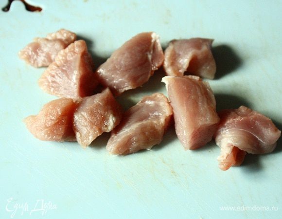 Отвариваем свинину, порезанную кубиками