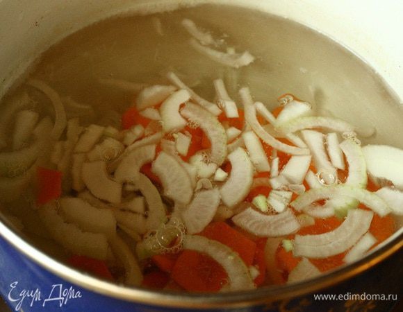 Когда свинина проварится добавляем к ней лук и морковь.
Варим 5 минут