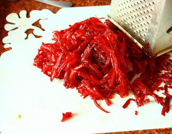 Остуженную свеклу очищаем и натираем на большой терке. Затем добавляем ее в кастрюлю. Так же добавляем туда чеснок, лимонный сок, соль и перец.
Варим 5-10 минут