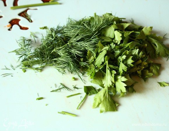 Нарезаем мелко зелень и добавляем в суп в самом конце. Выключаем плиту и накрываем суп крышкой. Даем настоятся ему минут 15.
Приятного аппетита!