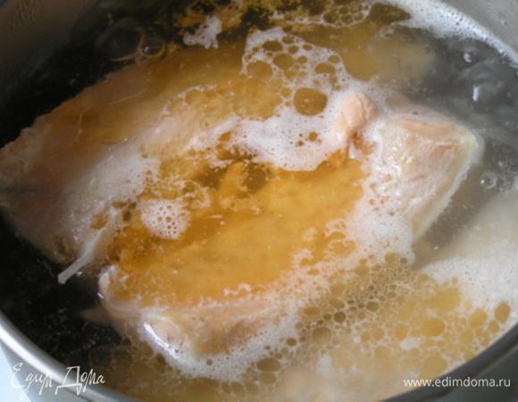 Разморозить слоеное тесто. Форель отварить 10 минут в подсоленой воде,