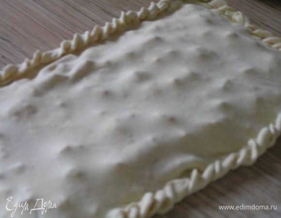 Накрыть второй половиной теста, защипить края.