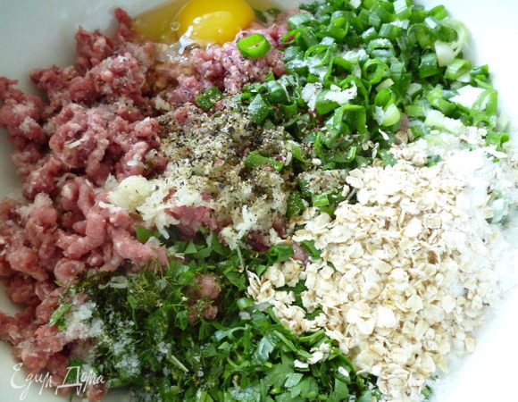 Сначала приготовим фарш для шариков:к мясному фаршу добавить натертый на мелкой терке чеснок,мелко нарезанную зелень и лук,хлопья,сливки,яйцо,посолить и поперчить.Хорошо перемешать и слегка отбить,закрыть крышкой и поставить в холодильник.