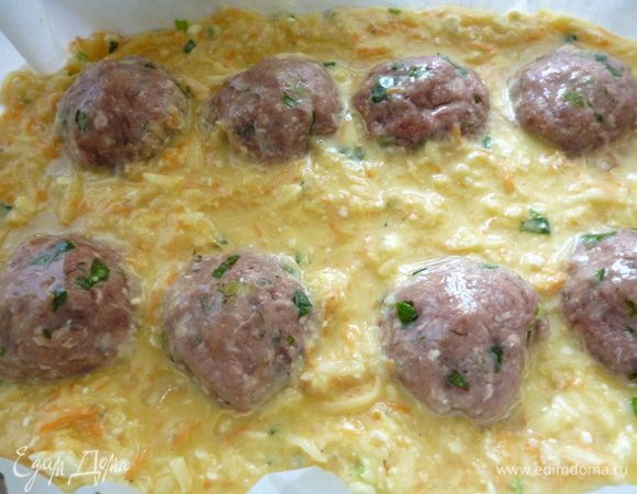 Теперь берем посуду для запекания(у меня стеклянная),выстилаем пергаментом(у меня антипригарный),наливаем тонкий слой растительного масла,затем выкладываем ровным слоем картофельную массу.Из фарша формуем шарики,выкладываем их на картофельный слой,слегка вдавливаем.Затем на каждый шарик выливаем по 1 чайной ложке растительного масла.Закрываем форму крышкой и отправляем в духовку для запекания.Температура 160-170градусов.Время запекания 1час+ 20минут на нагрев формы(потому,что стеклянную посуду ставим в холодную духовку ).