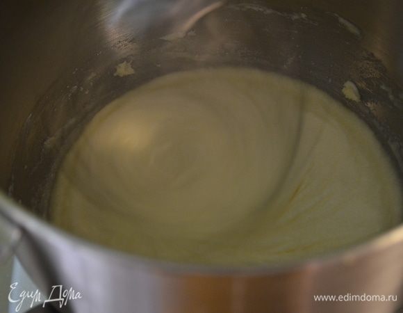 Взбить слив.масло на сред.скорости до кремообраз.состояния.Добавить сахар и взбивать на сред.скорости примерно 5-7 мин.