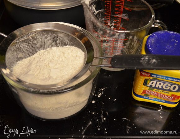 В тортовую муку  добавить пищев. соду и все вместе просеять.
Как делать самим тортовую муку смотрите в моем рецепте "Мраморный кекс"