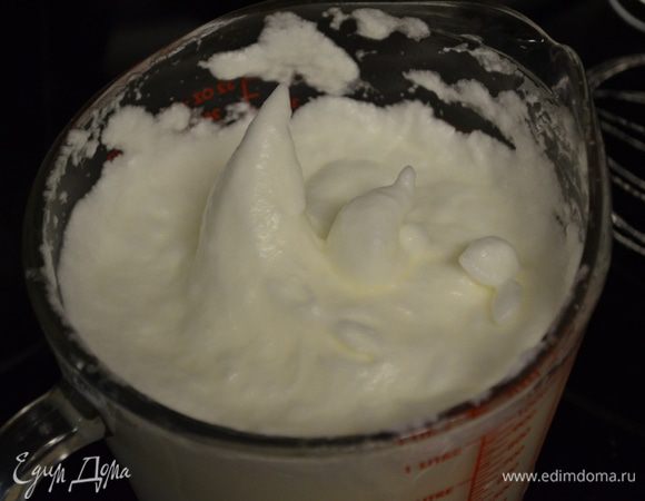 Взбить белки до крепких пиков.Добавить  в тесто и осторожно все перемешать.