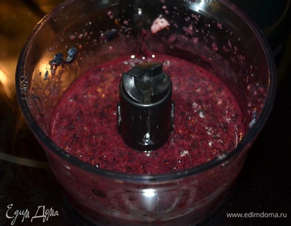 Я разделяла тесто на три части и добавляла в 1 часть  стакан свеж.ягод малина /полностью малину в фуд.процессоре взбивала,также потом делала с голубикой.Вы можете ягоды пропустить и делать без них.