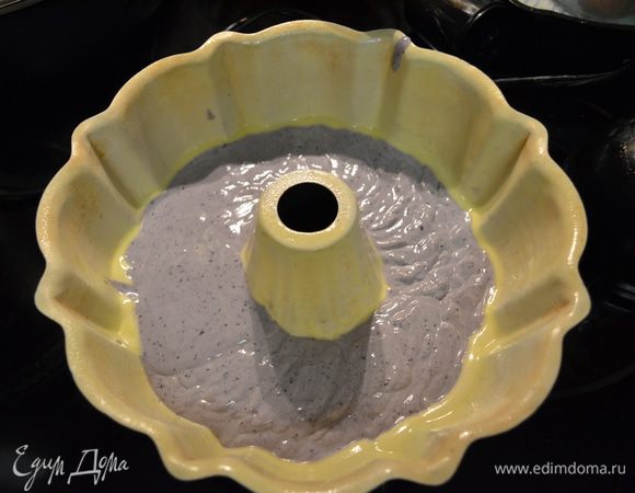 Для фунтового кекса используется большая форма с дыркой/bundt/.
Хорошо смазать слив. маслом ,можно слегка припудрить мукой/я использую спрей слив. маслом с мукой уже готовый/.
Первым слоем выливаю голубичное тесто,затем просто без ягод и третьим с малиной тесто. 