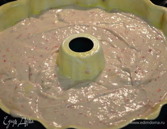 Ставим наш кекс в духовку разогретую на 150гр.на 1 1/2часа, проверяем центр зубочисткой ,он должен быть сухой.
Кекс должен высоко поднятся и осядет,когда после выпечки вы ему дадите отдохнуть остыть примерно 15мин.