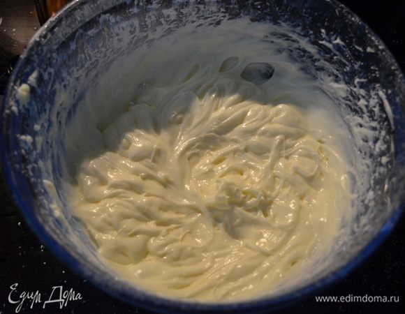 Глазурь можно сделать сразу или на день подачи,я делала вечером кекс,а глазурь уже утром.
Взбить слив.масло и сливоч.сыр вместе до мягкого кремового состояния.Добавить сах.пудру,взбить.Затем ванилин и лимон.сок.
Лимон.сок можно сократить порцию или увеличить в зависимости как вы хотите сделать глазурь жидкой или густой.
