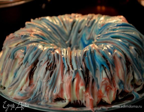 Можно просто обмазать кекс,а можно использовать кондит.пакет с крупной насадкой ,применяя каждый раз и чередуя пищев. красители с глазурью.
Как вы закончите выдавливать из пакета поледнюю порцию глазури,возьмите вилку и слегка нажимая оставляйте полосы по всему кексу с глазурью,чтоб выглядело вкусно и эстетично.