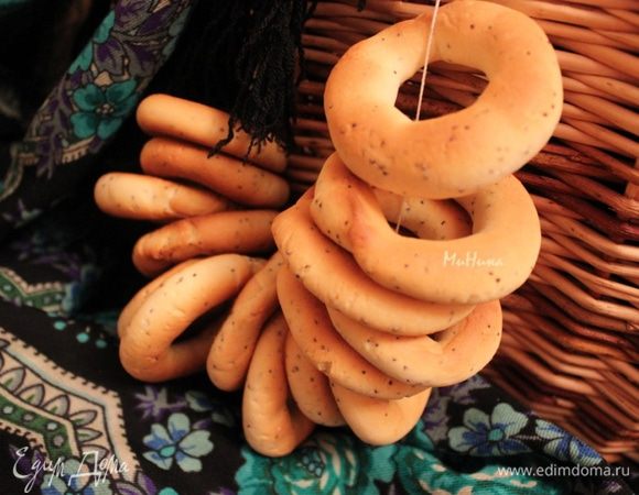 Все ингредиенты соединить и замесить тесто.
Сформировать небольшие колечки - сушки.
Окунуть каждую в миску с водой.
Выпекать в разогретой духовке на противне, на бумаге для выпечки или силиконовом коврике при 200 градусах до зарумянивания.