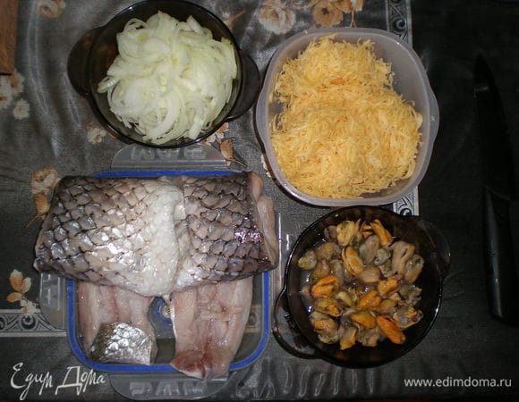 Рыбу почистить, отделить филе от костей, натереть сыр, нарезать лук.