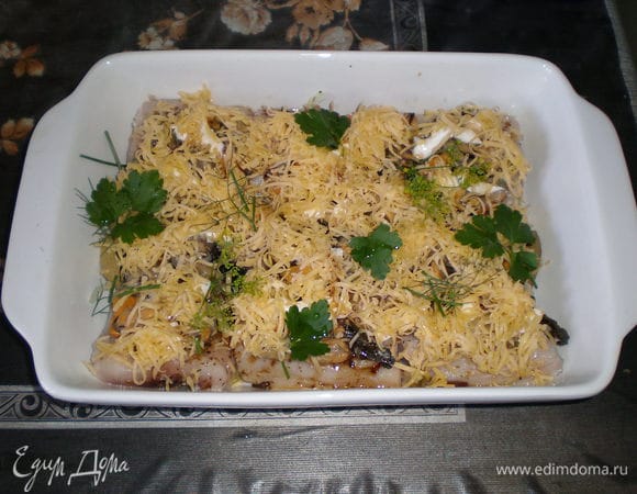 Керамическую форму смазываю маслом, на дно кладу резаный лук, шкуркой вниз рыбу, сверху выкладываю мидии.Поливаю немного соевым соусом, засыпаю тёртым сыром, перчу немного. Запекаю минут 40 при температуре 180 градусов.