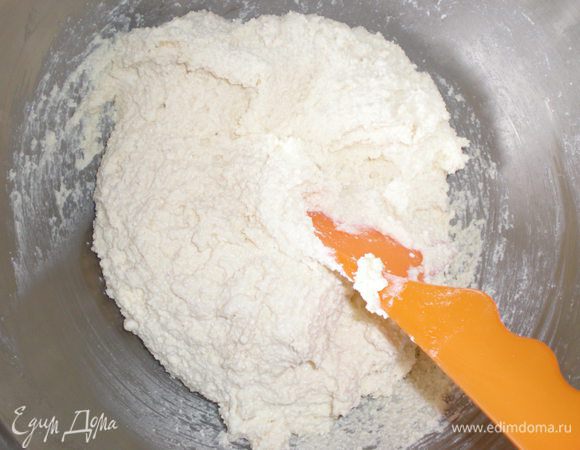 Творог перемешать, посолить, добавить сахар, половина чайной ложки разрыхлителя.