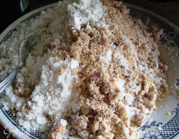 Смешать муку с миндалем, печеньем, кардамоном и разрыхлителем. 