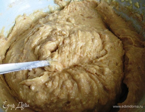 Добавить молоко (сливки, апельсиновый сок, миндальный или апельсиновый ликер) в яично-масляную смесь, перемешать. В три приема добавить сухие ингредиенты в основную массу, перемешивая после каждого раза.