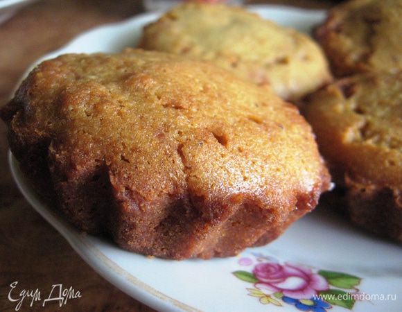 Поставить в предварительно нагретую духовку до 200 градусов на 20-25 минут. Готовые пирожные слегка остудить в формах, затем аккуратно вынуть.  И дать им полностью остыть. Ароматы по всей кухне. Еле себя сдерживала. 