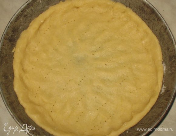 Тесто аккуратно распределить по форме, не забыв сделать бортики. Накрыть пленкой и поставить в холодильник на 2-3 часа.
