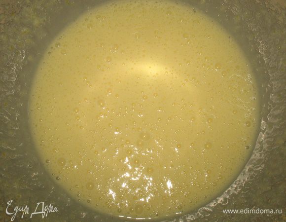 Взбить желтки, добавить сливки, сахар и перемешать до однородного состояния.