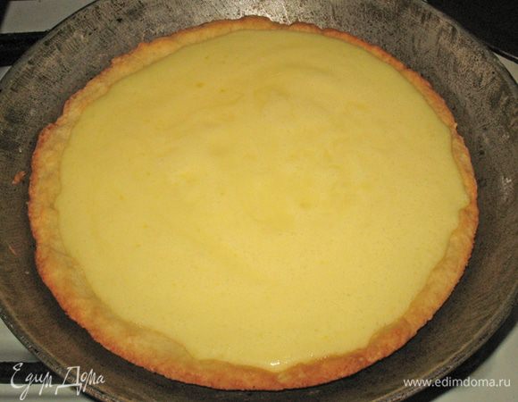 Вылить яично-сливочную смесь на корж. По поверхности смеси разложить ягоды. 