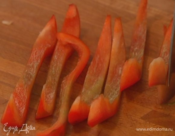 Приготовить хрустящую овощную начинку: сладкий перец, удалив семена, нарезать мелкой соломкой, корень сельдерея почистить и натереть на терке, зелень мелко порубить и перемешать с остальными ингредиентами.