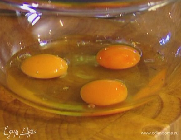 Яйца взбить, добавить немного соли и перца. 