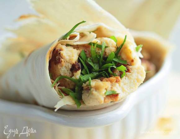 На одну половину готового омлета выложить начинку и накрыть другой половиной.