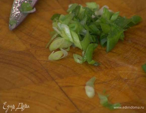 Перо зеленого лука тонко нарезать наискосок.