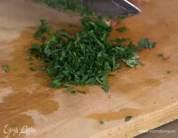 Листья кинзы измельчить.