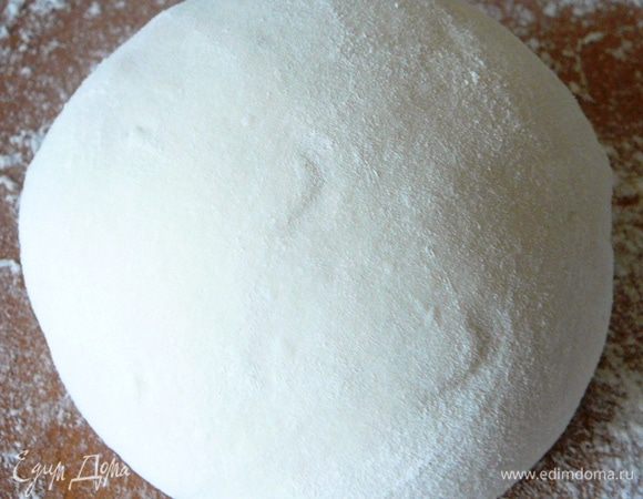 Замесить крутое тесто, накрыть полотенцем  и дать ему полежать минут 30-40.