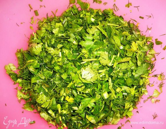 Зелень хорошо промыть и просушить, крупно порубить и перемешать...