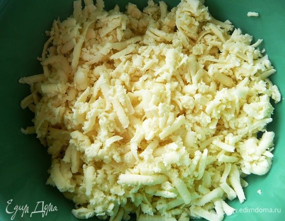 Мягкий сыр натереть на крупной терке...Добавить к зелени...