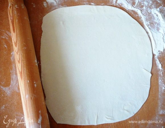 Тесто разделить на небольшие кусочки. Раскатать очень тонкую лепешку...