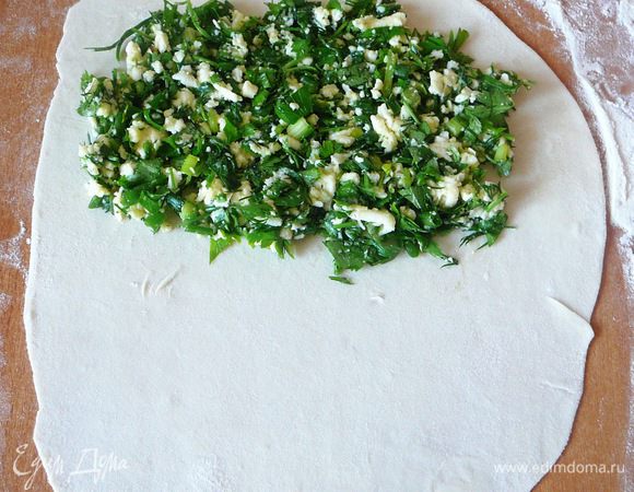 На одну половину выложить начинку...