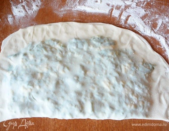 И залепить в форме полумесяца...