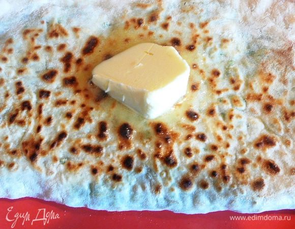 Готовые афары обильно смазать сливочным маслом.