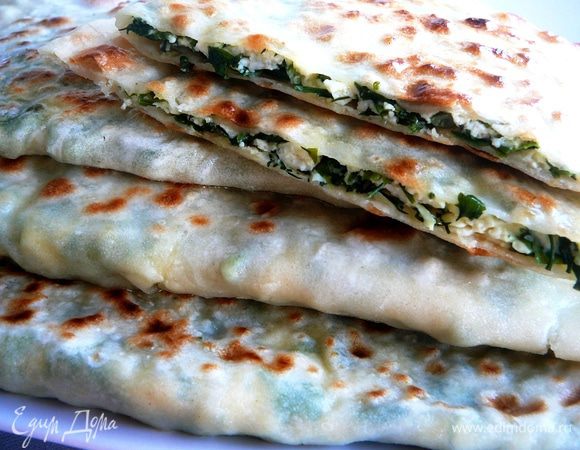 Смазанные маслом афары складывать на блюдо стопкой.